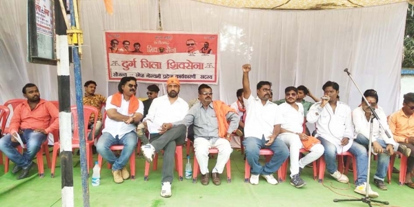 शिवसैनिकों ने निगम कार्यालय के समक्ष दिया धरना प्रदर्शन