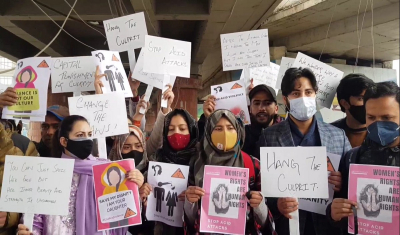 J&amp;K में युवती पर हुए तेजाब हमले को लेकर आक्रोशित दिखी जनता, दोषी को &#039;फांसी&#039; दो के लगाए नारे
