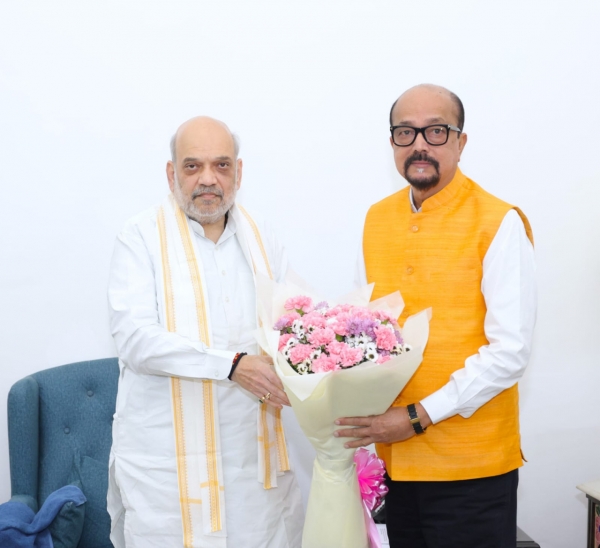 गृह मंत्री  शाह से राज्यपाल  डेका ने की सौजन्य भेंट