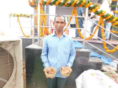 सालों बाद बसंत कुम्हार के दीये अब हाथों-हाथ बिक रहे