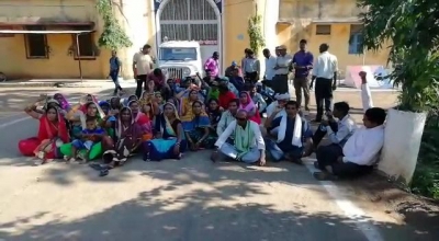 जेल के सामने ही धरने पर बैठ गए परिजन