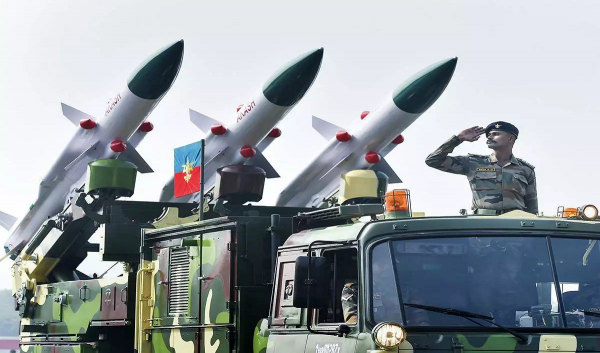 Defence Budget 2022: चीन और पाकिस्‍तान से देसी हथियारों के दम पर होगा मुकाबला, रक्षा क्षेत्र में आत्मनिर्भरता लाएगी सरकार
