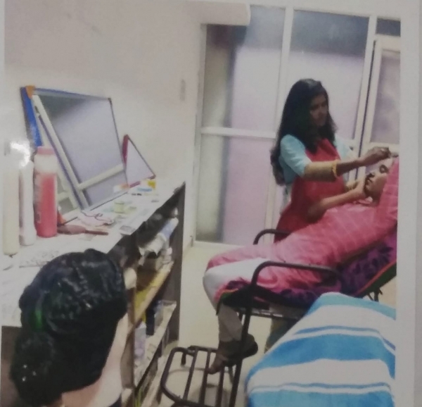 चेहरे संवारते-संवारते संवरी खुद की जिन्दगी : महिला कोष की ऋण योजना से महिलाओं को मिल रहा सहारा