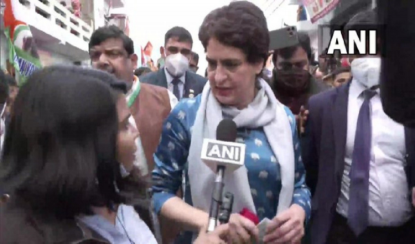 बारिश के बावजूद बुलंदशहर में प्रचार, अब गाजियाबाद में डोर टू डोर कैंपेन, कुछ इस तरह प्रियंका ने UP में संभाल रखी है कांग्रेस की कमान