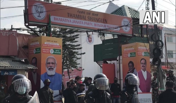मणिपुर में क्यों बीजेपी कार्यकर्ताओं ने जलाए CM के पुतले? जमकर काटा बवाल, बढ़ाई गई पार्टी ऑफिस की सुरक्षा