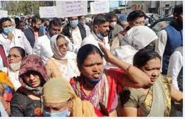 भोपाल में गायों की मौतों पर कांग्रेस का प्रदर्शन, गौ संवर्धन बोर्ड ऑफिस घेरा