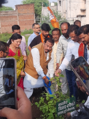 एक पेड़ माँ के नाम के तहत वृक्षा रोपण का कार्यक्रम विजय कोइरी, मोकेश्वर प्रसाद वर्मा (मुकेश वर्मा) के द्वारा श्री शिव शक्ति हनुमान मंदिर के पीछे बंधवा तालाब न्यू श्री शिव मंदिर के समीप वार्ड क्रमांक 17शांति नगर वासियों के द्वारा कार्यक्रम सम्पन्न हुआ